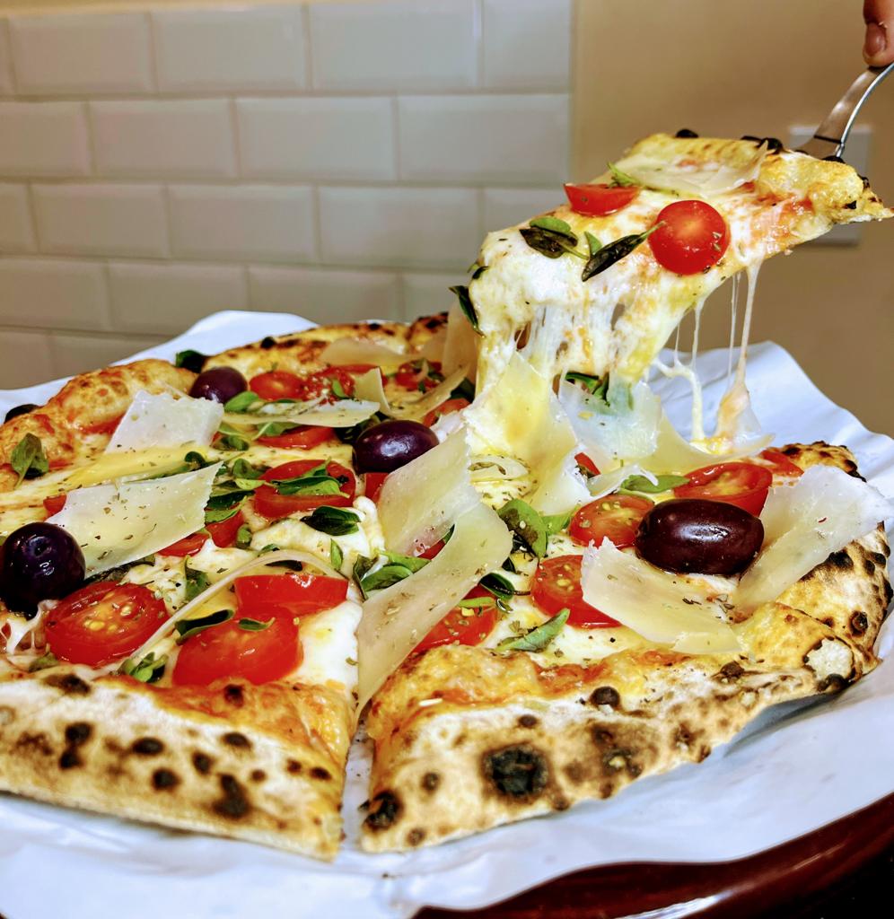 Pizza Marguerita gourmet saindo do forno