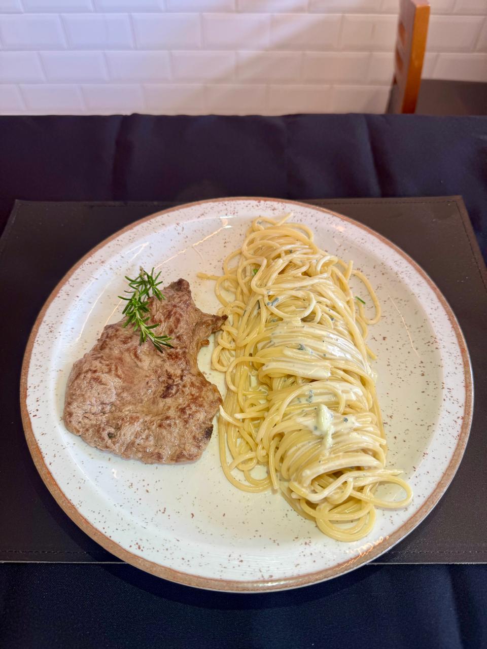 Mignon com espaguete do Nuoro Restaurante